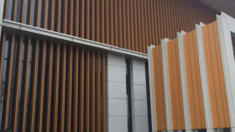 鋁單板廠家根據(jù)國(guó)家標(biāo)準(zhǔn),鋁單板的厚度和尺寸有規(guī)定。